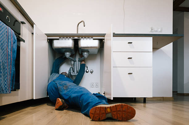 Professional Leak Detection technician working in Palm Beach, FL